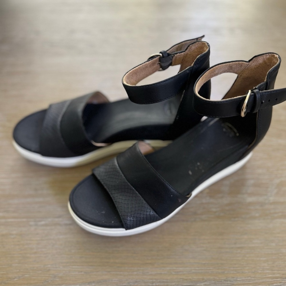 Dr. Scholl’s Women’s black Ankle Strap Wedge Sandal shoes size 8